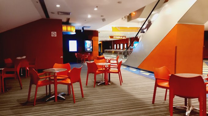 Fachada de Cines Unidos El Marqués 457